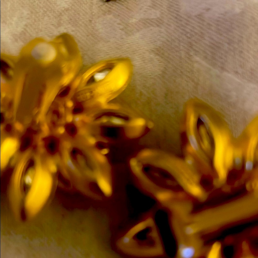 Elegant Floral Gold and Red Earrings marked BEN Amun. - Picture 3 of 4
